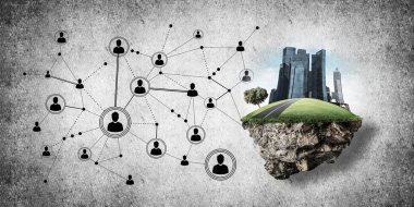 Beton zemin üzerinde çimen ve şehir manzarası olan güzel küçük bir ada.