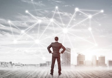 İşadamı arkasını kolluyor ve ağ çizimi kavramına bakıyor