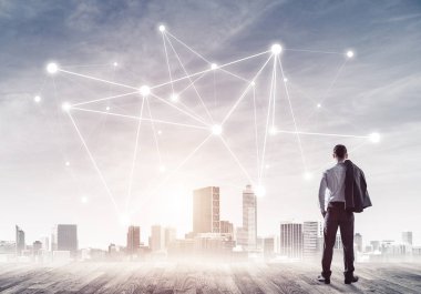 İşadamı arkasını kolluyor ve ağ çizimi kavramına bakıyor