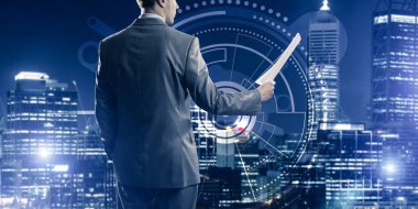 Sanal panel arayüzüne karşı iş adamının arka görünümü belgeleri elinde tutuyor