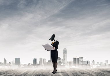 Meçhul işkadını fotoğraf makinesi ile vınlamak baş cityscape arka plan yerine