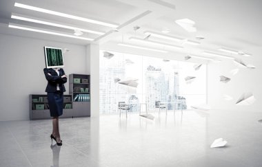 Kağıt uçaklar ofis binası içinde uçan arasında duran iş kadını kıyafetli kafa silah tutmak yerine İzleyicisi ile geçti. 3D render.