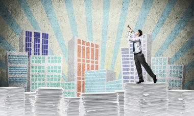 Arka plan üzerinde çizilmiş cityscape belgelerle yığını dururken fifre oynamak iş adamı. Karışık teknik.