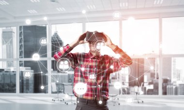 Sanal gerçeklik kulaklık veya bağlantı arka plan üzerinde 3d gözlük ile genç adam. Karışık teknik