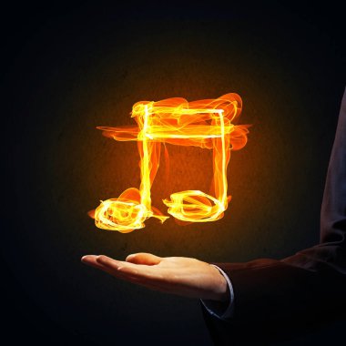 Yangın müzik simgesi tutan kişi el yakın çekim