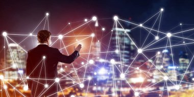 İşadamı gece cityscape sosyal bağlantı medya kavramı ile çalışma karşı arkadan görünüm