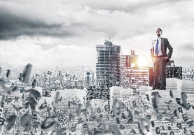 Takım elbiseli, kentin manzarası ve arka planında güneş ışığı olan uçan mektupların arasında duran kendine güvenen genç iş adamı. Karışık ortam.