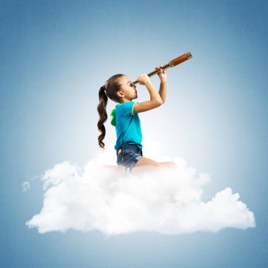 Bulutların üstünde, dürbünle bakan tatlı kız.