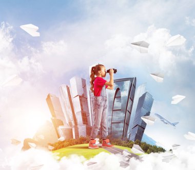 Sevimli kız şehir yüzen ada dürbün içinde seyir üzerinde