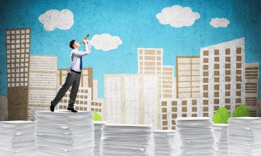 Arka plan üzerinde çizilmiş cityscape belgelerle yığını dururken fifre oynamak iş adamı. Karışık teknik.