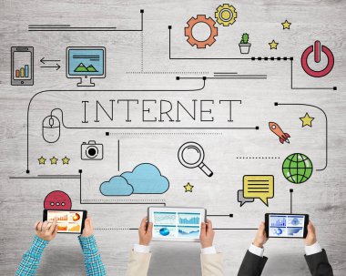 Ellerinde cihazlar bulunan üç kişilik bir grup iletişim ve ağ oluşturma sembolü olarak birlikte çalışıyor.