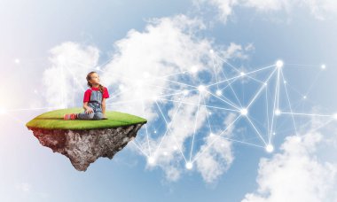 Yüzen adada tatlı bir gülümseme sunan sosyal bağlantı konsepti