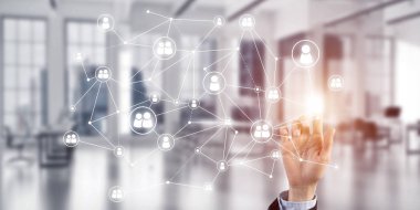 Ekranda iş kadını el ele tutuşması konseptini kapat