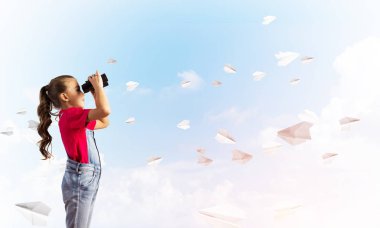 Gökyüzü arka plan hakkında geleceği görmenin karşı tulum, küçük şirin kız