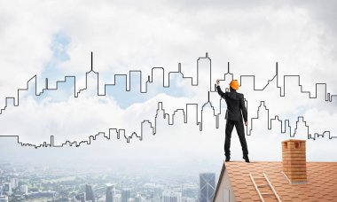 Mühendis, evinin çatısına geri döndü ve şehri çiziyor. Karışık ortam