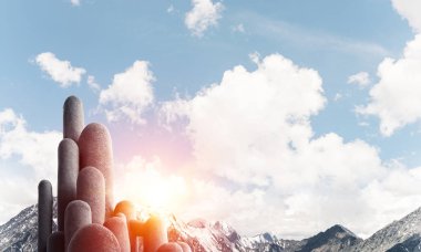 Açık havada, arka planda güzel manzaralı yüksek ve büyük taş sütunların görüntüsü. Duvar kağıdı, telif alanı olan arkaplan.