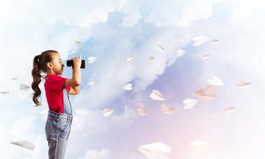 Gökyüzü arka plan hakkında geleceği görmenin karşı tulum, küçük şirin kız