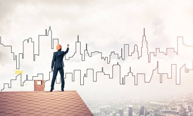 Mühendis, evinin çatısına geri döndü ve şehri çiziyor. Karışık ortam