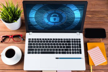 İş çalışma alanı başı işleri ve asma kilit simgeleri ekranda ile dizüstü bilgisayar ile