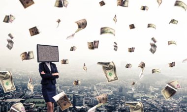 İş kadını baş açık havada dolar cityscape Oda arka plan üzerinde uçan arasında ayakta iken geçti silah tutmak yerine TV elbiseli görüntü kırpılmış.