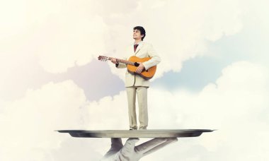Gitar çalan garsonun eli sunar.