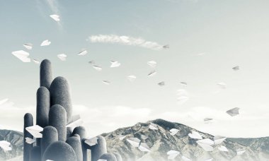 Açık havada, arka planda güzel manzarası olan uçan kağıt uçaklar arasında yer alan yüksek ve büyük taş sütunların resmi. Duvar kağıdı, telif alanı olan arkaplan.