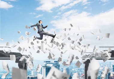 Kağıt belgeleri beton köprü zorluklar üstesinden sembolü olarak uçan ile gap üstünden atlayarak iş adamı. Clear gökyüzü arka plan üzerinde. 3D render.