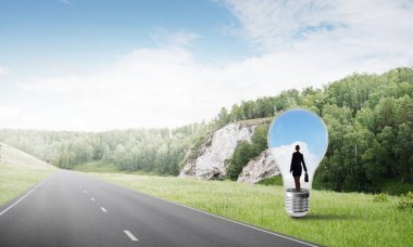 Ampul asfalt yolda içinde hapsolmuş genç iş kadını