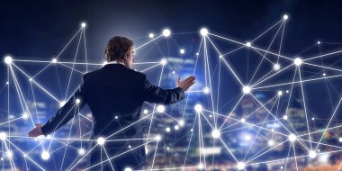 İşadamı gece cityscape sosyal bağlantı medya kavramı ile çalışma karşı arkadan görünüm