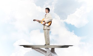 Gitar çalan garsonun eli sunar.