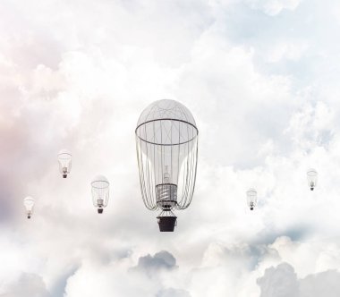 Üzerinde mavi bulutlu gökyüzü uçan renkli aerostats. 3D render.