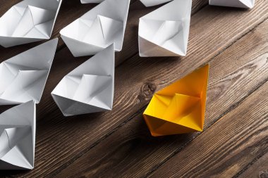 Tahta masadaki origami tekneleri.