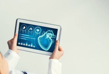 Doktorun ellerinde ilaç arayüzü ekranı olan tablet pc aygıtı