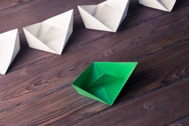 Tahta masadaki origami tekneleri.