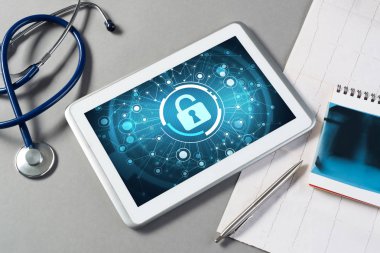 Doktorların çalışma alanı beyaz tablet ve stetoskop ile 
