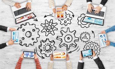 Ellerinde cihazlar bulunan bir grup insan, iletişim ve ağın sembolü olarak birlikte çalışıyor.