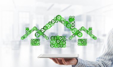 İşadamlarının elinde tablet tablet ve bağlı viteslerden oluşan tabela var. Karışık ortam