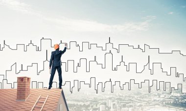 Mühendis, evinin çatısına geri döndü ve şehri çiziyor. Karışık ortam