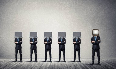 İşadamları başlarını silah tutmak yerine dizüstü bilgisayarlar ile takım elbiseli gri duvara boş odada eski Tv ile bir satır ve bir başında dururken arka plan üzerinde çarpı işareti.