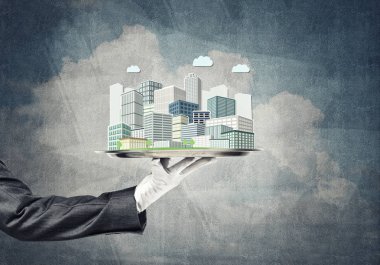 Garson, kentsel inşaat numunesinde sunum yapıyor.