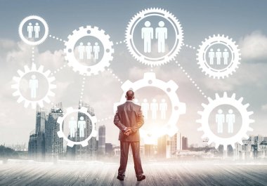 Modern şehir manzarası ve vites bağlantısı fikrine bakan işadamlarının arka planı