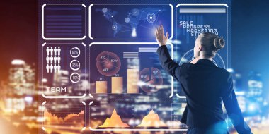 Sanal panel ve gece şehir vasıl geçmiş çalışma iş kadını arkadan görünüm