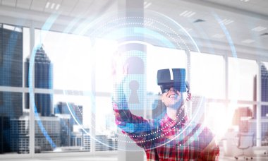 Giyen adam ekose desenli gömlek ve sanal kulaklık medya ekran Masası ile çalışma