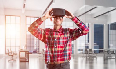 Sanal gerçeklik kulaklık veya 3d gözlük odasında oyun oynama ile genç adam
