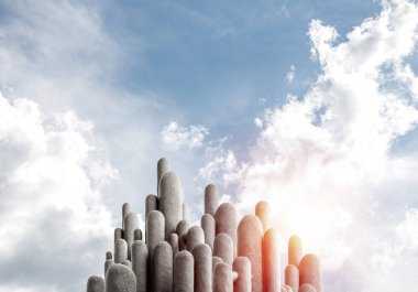 Açık havada, arka planda güzel manzaralı yüksek ve büyük taş sütunların görüntüsü. Duvar kağıdı, telif alanı olan arkaplan.