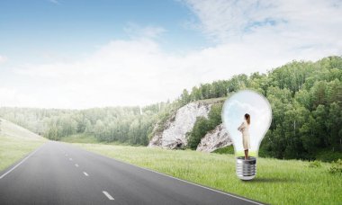 Ampul asfalt yolda içinde hapsolmuş genç iş kadını