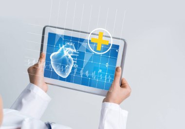 Doktorun ellerinde ilaç arayüzü ekranı olan tablet pc aygıtı