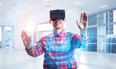 Giyen adam ekose desenli gömlek ve sanal kulaklık medya ekran Masası ile çalışma