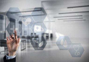 Kadın eli tıp konseptiyle medya ekranının simgesine dokunuyor