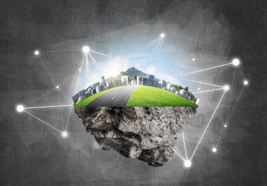 Beton zemin üzerinde çimen ve şehir manzarası olan güzel küçük bir ada.